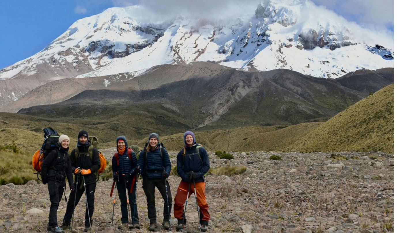 Equipo de investigadores de la TUM frente al volcán Chimborazo (derechos de imagen: TUM)