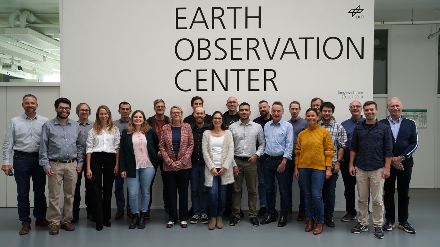 Foto de grupo de los socios de RIESGOS 2.0 en la asamblea anual del DLR Earth Observation Center en Oberpfaffenhofen (derechos de imagen: DLR)